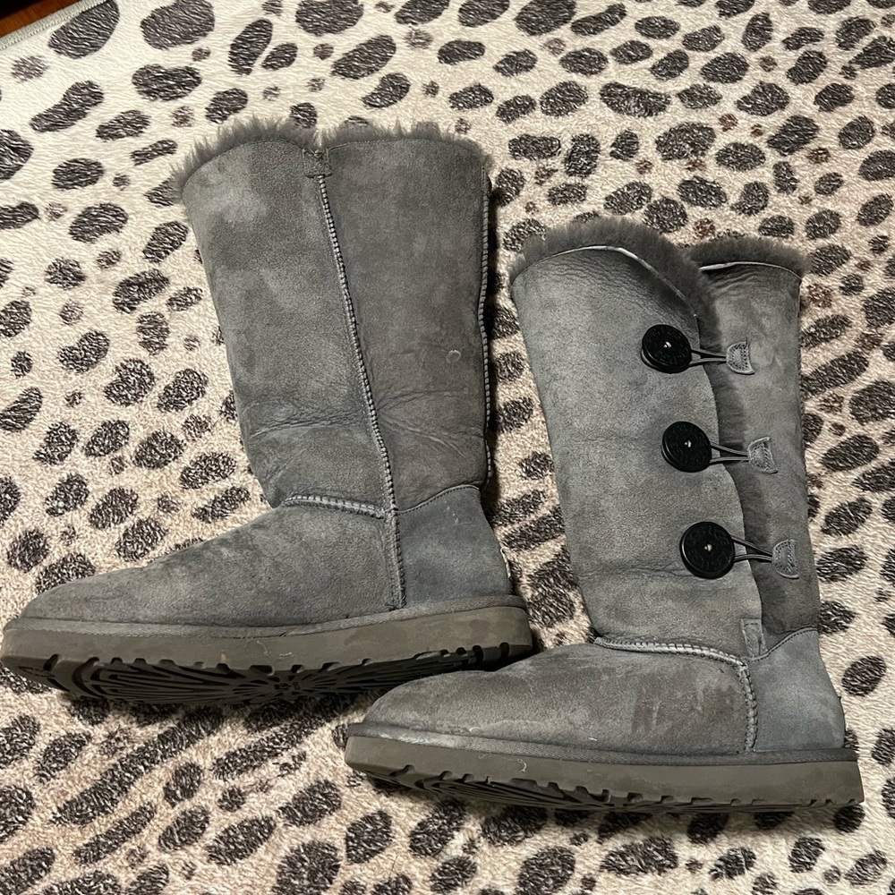 Tall Three Button Wrap Bailey UGG Boots 🩶 - Picture 2 of 13